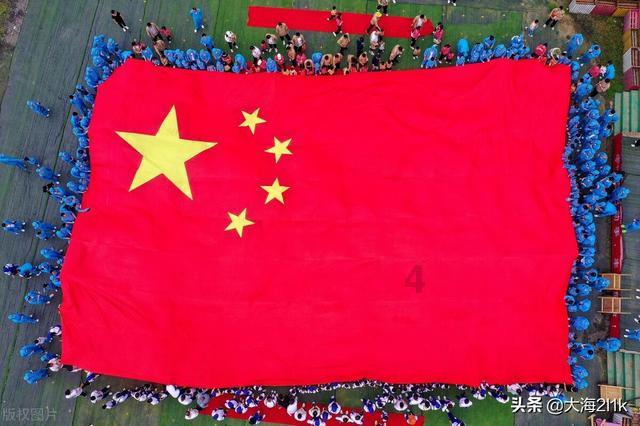 一个女人从不主动联系你，但是每次在一起后，都必须给她发200块，不发她就会一直给你发信息？游戏画面